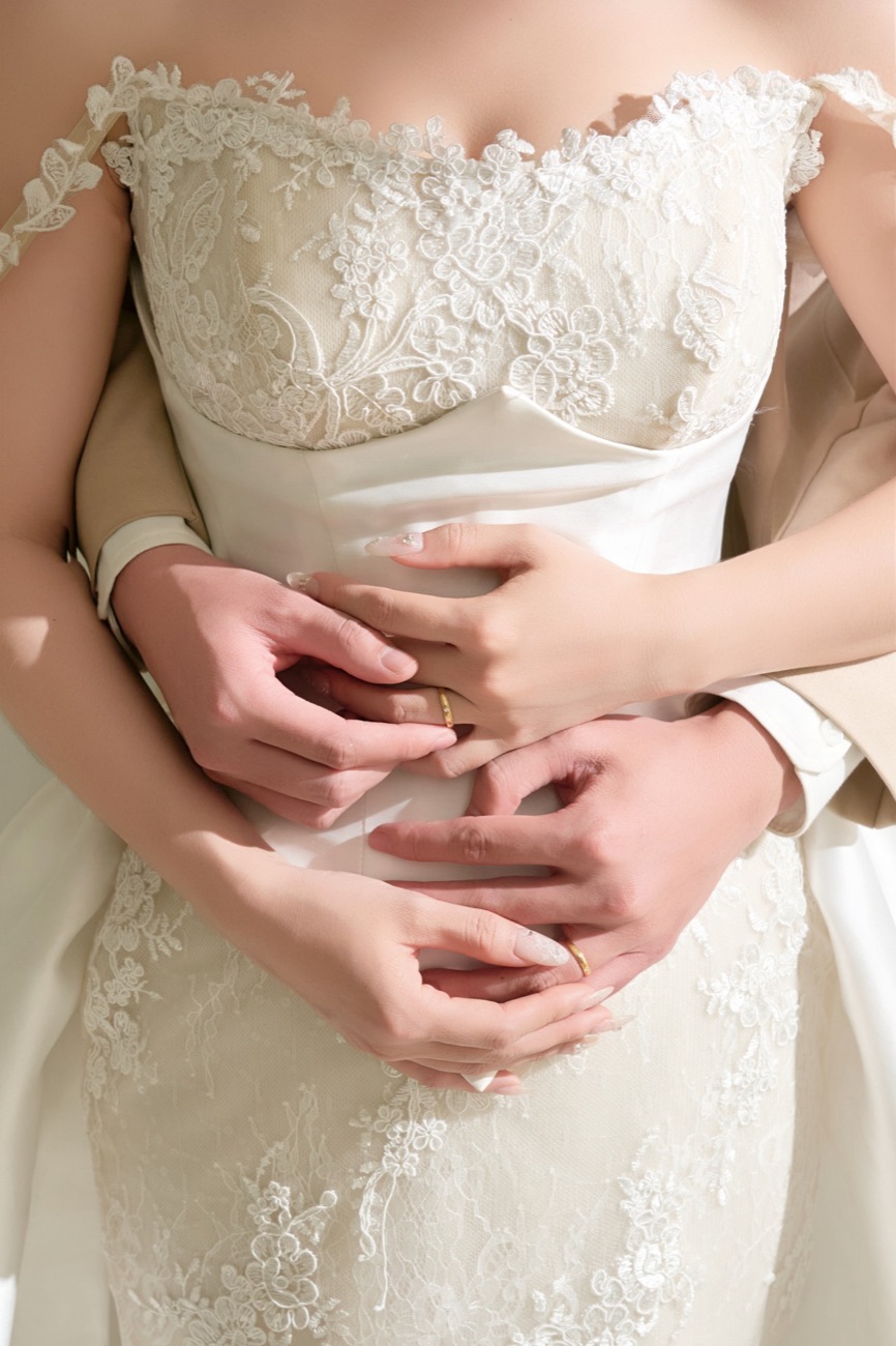 Hai bàn tay với nhẫn cưới