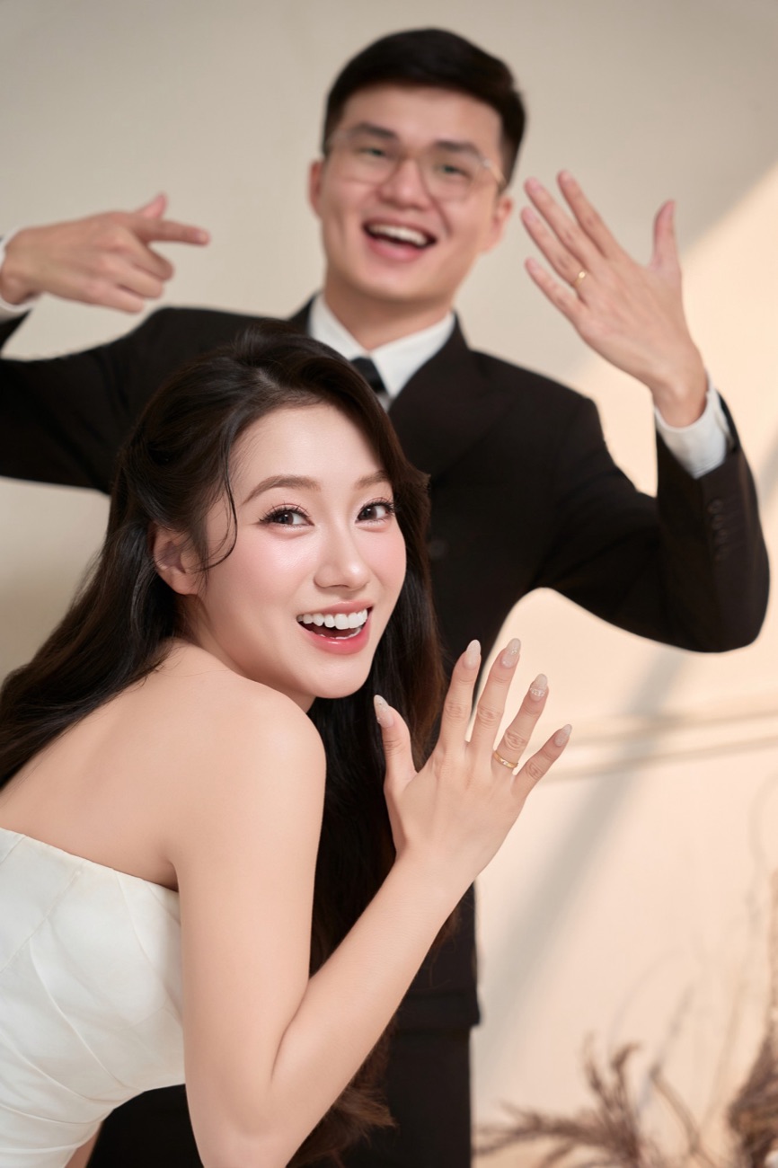 Đức Trịnh và Emi khoe nhẫn cưới