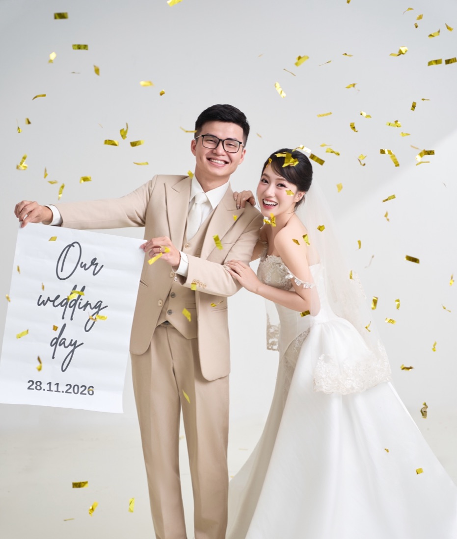 Đức Trịnh và Emi giữa mưa pháo giấy, cầm tấm bảng Our wedding day 28.11.2026