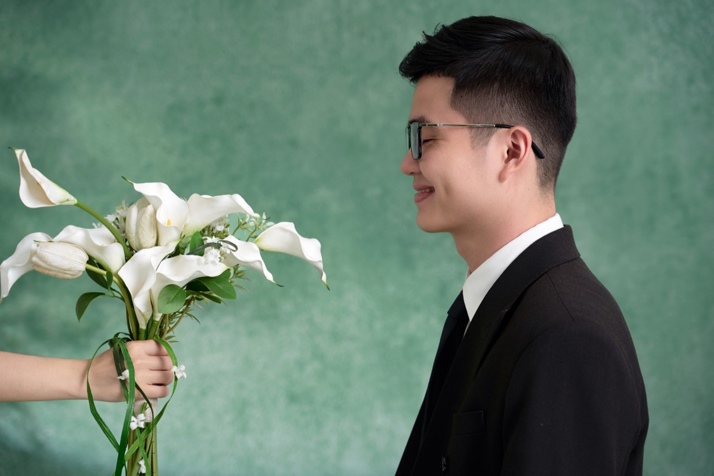 Chú rể nhắm mắt cười khi được tặng bó hoa rum
