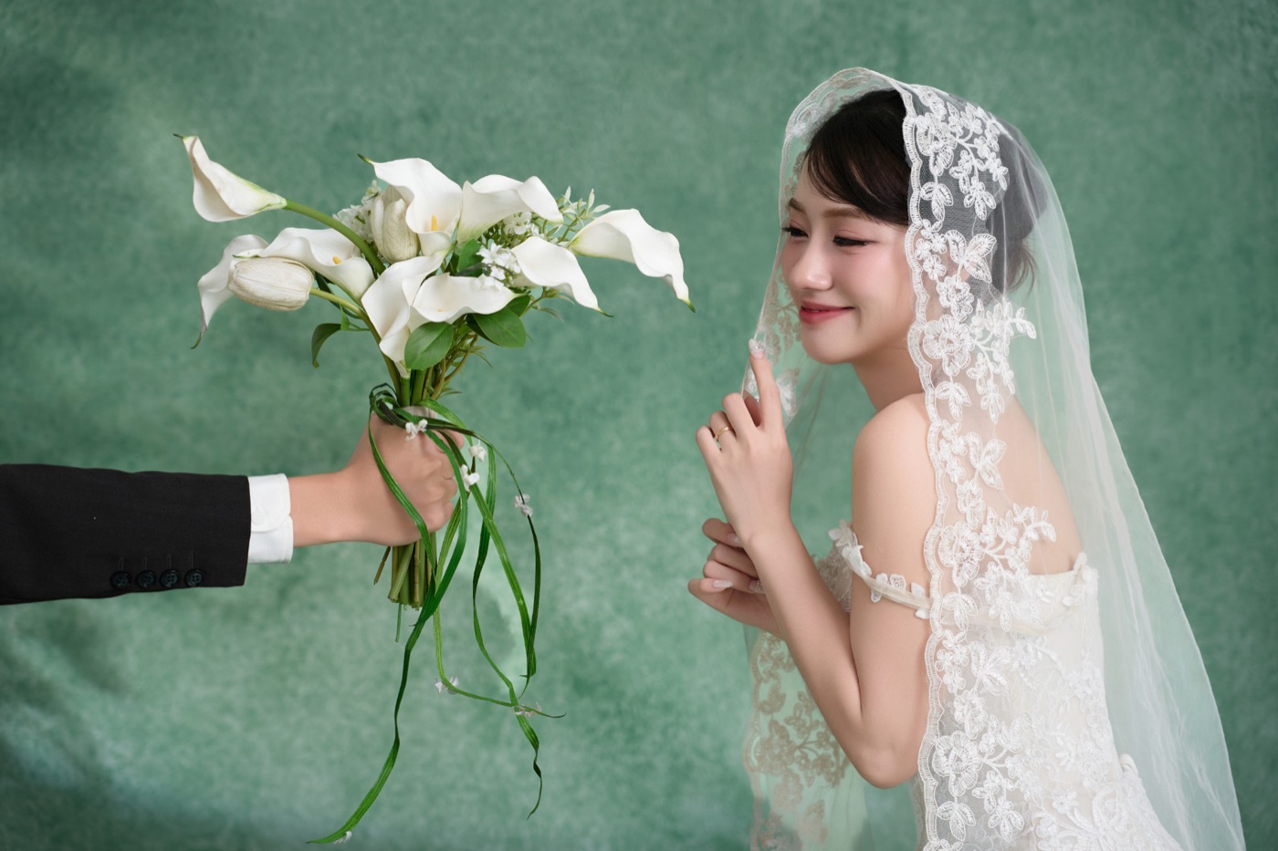Cô dâu che miệng cười khi chú rể đưa hoa