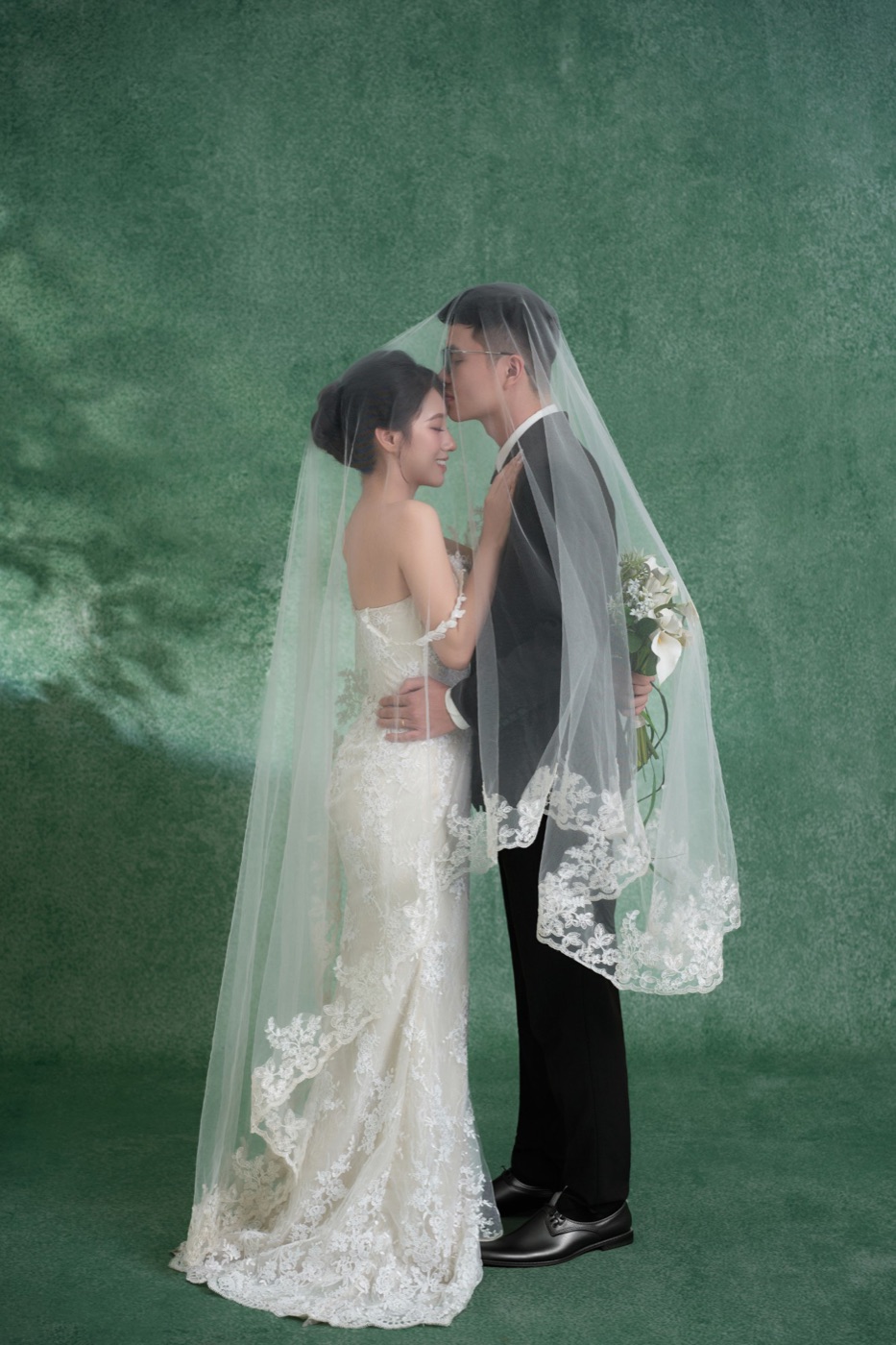Đức Trịnh hôn lên trán Emi dưới tấm voan ren dài, phông xanh